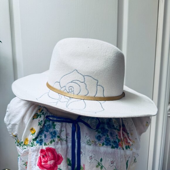 Ivory Wool "Love Never Fails" Rose Embroidered Western Hat - Picture 4 of 9